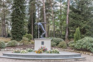 Vallende man, ereveld loenen